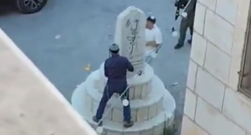 عضو كنيست إسرائيلي يحطم نصبا تذكاريا في ماداما بالضفة الغربية بحماية أمنية (فيديو) عضو كنيست إسرائيلي يحطم نصبا تذكاريا في ماداما بالضفة الغربية بحماية أمنية (فيديو)