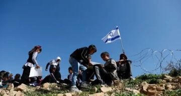 مستوطنون يرفعون علم الاحتلال في حرم مسكن عائلة فلسطينية بالأغوار مستوطنون يرفعون علم الاحتلال في حرم مسكن عائلة فلسطينية بالأغوار