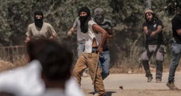 مستوطنون يغلقون طريقا ترابية بالحجارة جنوب شرق بيت لحم مستوطنون يغلقون طريقا ترابية بالحجارة جنوب شرق بيت لحم