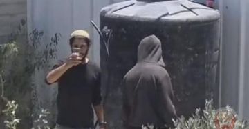 مستوطنون يجرفون أراضي في قرية أم صفا مستوطنون يجرفون أراضي في قرية أم صفا