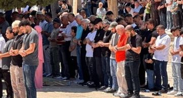بالصور  عشرات الآلاف يؤدون صلاة الجمعة في المسجد الأقصى وباحاته