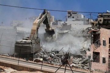 الاحتلال يهدم منزلا ويخطر 3 أخرى في القدس الاحتلال يهدم منزلا ويخطر 3 أخرى في القدس