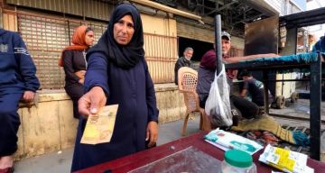 تقرير بدنا كاش.. ما بناخد كاش.. معادلة اقتصادية متناقضة دفع الغزيون ثمنها من أموالهم ومدخراتهم تقرير بدنا كاش.. ما بناخد كاش.. معادلة اقتصادية متناقضة دفع الغزيون ثمنها من أموالهم ومدخراتهم
