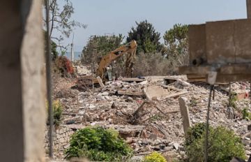 الجيش الإسرائيلي يهدم منزلا في قرية قلنديا شمال القدس
