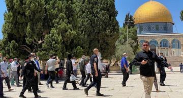 عشرات المستوطنين يقتحمون باحات الأقصى بحماية قوات الاحتلال