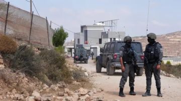 مستوطنون يحاصرون عائلتين فلسطينيتين في قصرة ويمنعون وصول المياه والطعام إليهما مستوطنون يحاصرون عائلتين فلسطينيتين في قصرة ويمنعون وصول المياه والطعام إليهما