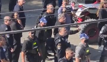 بن غفير يشرف على هدم حظائر مواش وخيول في الرملة بن غفير يشرف على هدم حظائر مواش وخيول في الرملة
