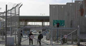 الاحتلال يخطر بهدم منشآت قرب حاجز قلنديا العسكري