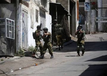 الاحتلال يعتقل 13 فلسطينيا بالضفة ومستوطنون يحرقون ممتلكات ويتلفون أراضي زراعية