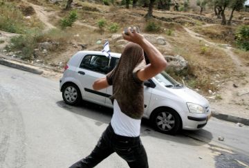 مستعمرون يهاجمون الأطفال والنساء في قرية برقا مستعمرون يهاجمون الأطفال والنساء في قرية برقا