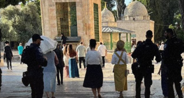 عشرات المستوطنين يقتحمون باحات المسجد الأقصى تحت حماية قوات الاحتلال
