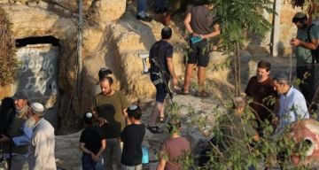 مستوطنون يفككون سياجا معدنيا من أرض زراعية شمال شرق رام الله مستوطنون يفككون سياجا معدنيا من أرض زراعية شمال شرق رام الله