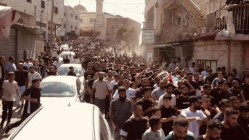 تشييع جثمان الشهيد الفتى كريم شلالدة في الخليل تشييع جثمان الشهيد الفتى كريم شلالدة في الخليل