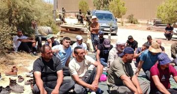 بالصور  رغم حواجز الاحتلال وتهديداته.. أهالي مسافر يطا يؤدون صلاة الجمعة تنديداً باعتداءات المستوطنين
