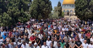 عشرات الآلاف يؤدون صلاة الجمعة في الأقصى عشرات الآلاف يؤدون صلاة الجمعة في الأقصى