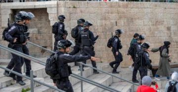 اعتقال 4 مواطنين خلال تخريج طلبة جامعة القدس اعتقال 4 مواطنين خلال تخريج طلبة جامعة القدس
