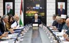 خبراء يطالبون السلطة بوقف هدر المال العام وترشيد الإنفاق