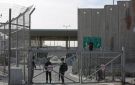 الاحتلال يخطر بهدم منشآت قرب حاجز قلنديا العسكري