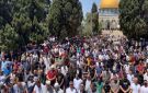 عشرات الآلاف يؤدون صلاة الجمعة في الأقصى - ps