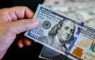 الدولار يتعافى من أدنى مستوياته بدعم من النفط وترقب البيانات