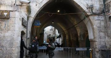 قوات الاحتلال تشدد الخناق على بلدات مدينة القدس وتحتجز نحو 53 شابا قوات الاحتلال تشدد الخناق على بلدات مدينة القدس وتحتجز نحو 53 شابا