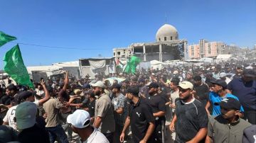 جماهير غفيرة تشييع قائد لواء رفح أبو عبيد جماهير غفيرة تشييع قائد لواء رفح أبو عبيد