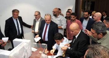 أكثر من مئتي شخصية تخاطب سفراء السلطة رفضا لـ المجمعات الانتخابية أكثر من مئتي شخصية تخاطب سفراء السلطة رفضا لـ المجمعات الانتخابية