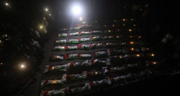بالفيديو والصور أهالي غزة يودعون جثامين أكثر من 100 شهيد بينهم نحو 70 طفلا بالفيديو والصور أهالي غزة يودعون جثامين أكثر من 100 شهيد بينهم نحو 70 طفلا