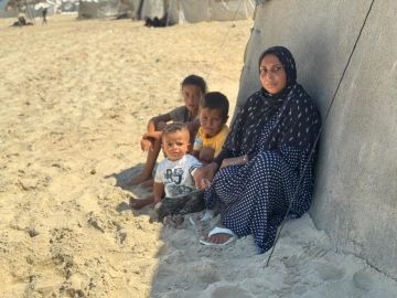 حين يبتلع البحر خيام النازحين.. شتاء آخر يطرق أبواب الخوف في غزة حين يبتلع البحر خيام النازحين.. شتاء آخر يطرق أبواب الخوف في غزة