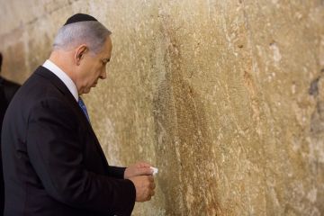 نتنياهو يصلي في القدس وسط حراسة مشددة نتنياهو يصلي في القدس وسط حراسة مشددة