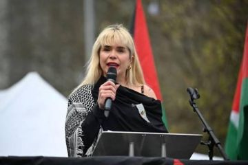 فنانة بريطانية: أردد عبارة فلسطين حرة أمام أطفالي كل ليلة فنانة بريطانية: أردد عبارة فلسطين حرة أمام أطفالي كل ليلة
