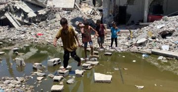 مع اقتراب الشتاء.. انهيار منظومة الصرف الصحي يهدد النازحين والبيئة في غزة مع اقتراب الشتاء.. انهيار منظومة الصرف الصحي يهدد النازحين والبيئة في غزة