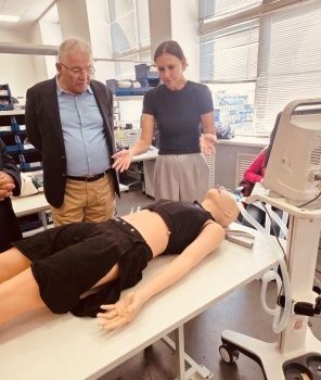 وفد جامعة القدس يبحث مع شركة Medvision الروسية إنشاء مركز متكامل للمحاكاة الطبية في كلية الطب