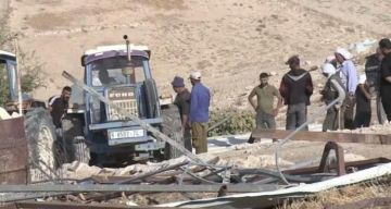 الاحتلال يهدم 10 مساكن ومنشآت بالخليل ويشرد 120 فلسطينيا