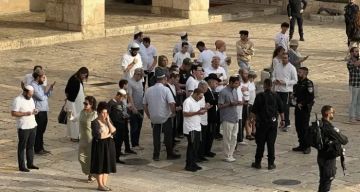 بعد منع إدخالها.. الاحتلال يوزع كتب صلاة على المستوطنين في الأقصى خلال عدوان الغفران بعد منع إدخالها.. الاحتلال يوزع كتب صلاة على المستوطنين في الأقصى خلال عدوان الغفران