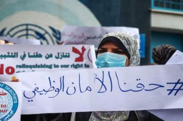 الاتحاد يدعو إلى اعتصام في غزة رفضا لقرار أونروا إنهاء خدمات 42 موظفا الاتحاد يدعو إلى اعتصام في غزة رفضا لقرار أونروا إنهاء خدمات 42 موظفا