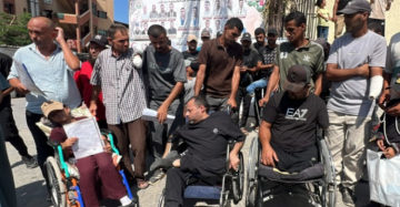 جرحى ومبتورو أطراف في غزة يحتجون لتوفير العلاج والإجلاء جرحى ومبتورو أطراف في غزة يحتجون لتوفير العلاج والإجلاء