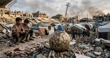 خاص من الملعب إلى الخيمة.. حين تصبح الكرة سلعة نادرة في غزة! خاص من الملعب إلى الخيمة.. حين تصبح الكرة سلعة نادرة في غزة!