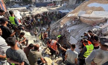 محدث بالفيديو والصور: 21 شهيدا وعشرات المفقودين في انهيار عمارة سكنية تؤوي نازحين غرب غزة محدث بالفيديو والصور: 21 شهيدا وعشرات المفقودين في انهيار عمارة سكنية تؤوي نازحين غرب غزة