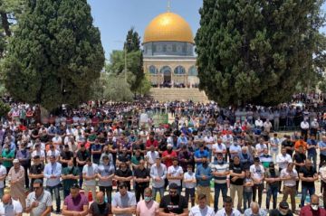 عشرات آلاف المصلين يؤدون الجمعة في الأقصى رغم تشديدات الاحتلال عشرات آلاف المصلين يؤدون الجمعة في الأقصى رغم تشديدات الاحتلال
