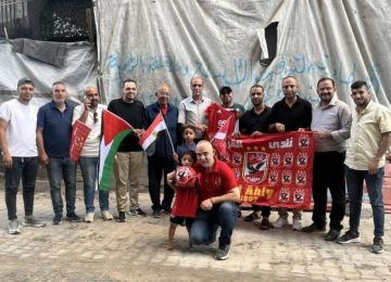 الأهلي المصري يمنح الطفل أمير الحناوي قميص النادي الأهلي المصري يمنح الطفل أمير الحناوي قميص النادي