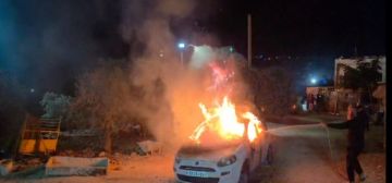 مستوطنون يحرقون مركبتين وخيمة والاحتلال يعتقل طفلين من المغير مستوطنون يحرقون مركبتين وخيمة والاحتلال يعتقل طفلين من المغير