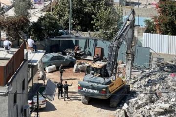 الاحتلال يهدم نصف حي البستان بالقدس ويهدد ما تبقى الاحتلال يهدم نصف حي البستان بالقدس ويهدد ما تبقى