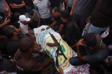الجماهير تجدد العهد في وداع قائد لواء رفح الشهيد نائل أبو عبيد الجماهير تجدد العهد في وداع قائد لواء رفح الشهيد نائل أبو عبيد