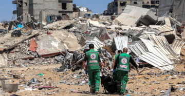 انتشال 55 جثمانا من تحت أنقاض مبنى شرقي غزة انتشال 55 جثمانا من تحت أنقاض مبنى شرقي غزة