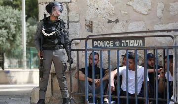 سلطات الاحتلال تبعد شابين مقدسيين عن الأقصى وتحكم بسجن ثالث سلطات الاحتلال تبعد شابين مقدسيين عن الأقصى وتحكم بسجن ثالث