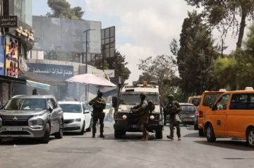 الاحتلال يشن حملة اقتحامات ومداهمات في عدة محافظات بالضفة الاحتلال يشن حملة اقتحامات ومداهمات في عدة محافظات بالضفة