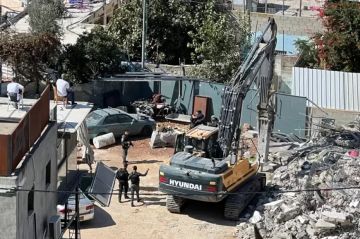 الاحتلال يجبر مقدسيا على هدم 5 منشآت تجارية في القدس الاحتلال يجبر مقدسيا على هدم 5 منشآت تجارية في القدس