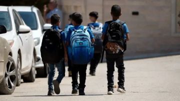 آباء فلسطينيون يخشون على حياة أطفالهم في المدارس مع تصاعد هجمات المستوطنين آباء فلسطينيون يخشون على حياة أطفالهم في المدارس مع تصاعد هجمات المستوطنين