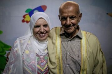عريس بعمر 79 وعروسه 59.. زفاف غير مألوف داخل دار للمسنين في غزة عريس بعمر 79 وعروسه 59.. زفاف غير مألوف داخل دار للمسنين في غزة